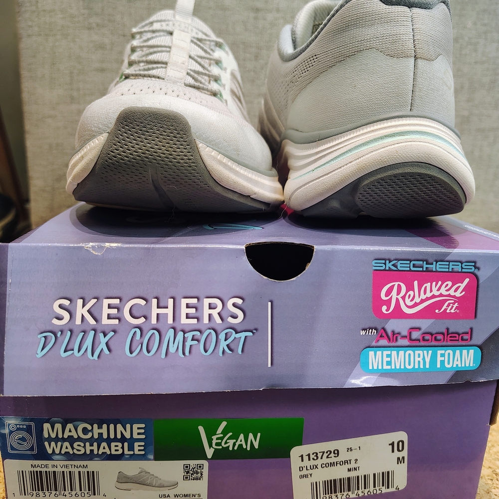 Skechers D'LUX Comfort Sneakers in Light Gray